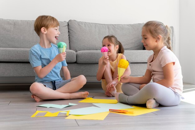 Bambini a tutto campo con gelati di carta