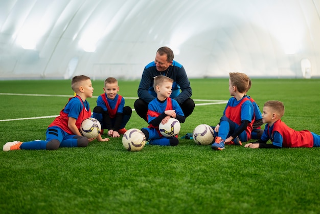 Bambini a tutto campo sdraiati sull'erba