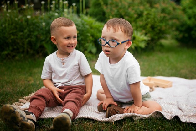 Bambini a tutto campo seduti all'aperto