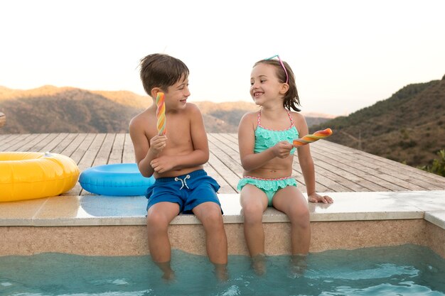 Bambini a tutto campo seduti insieme