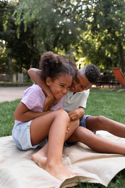 Bambini a tutto campo seduti insieme