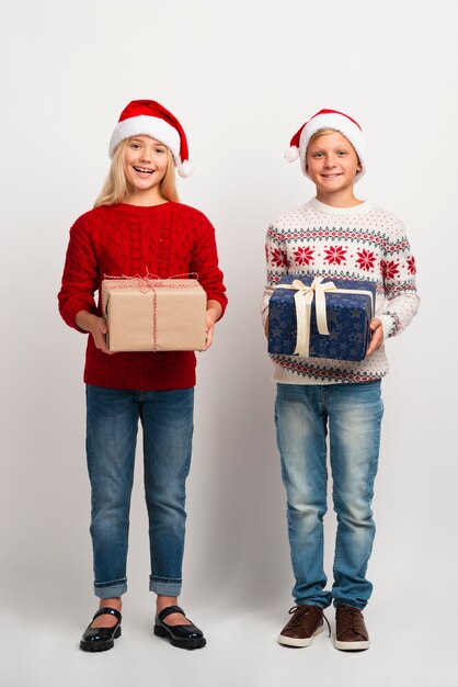 Bambini adorabili con regali di Natale