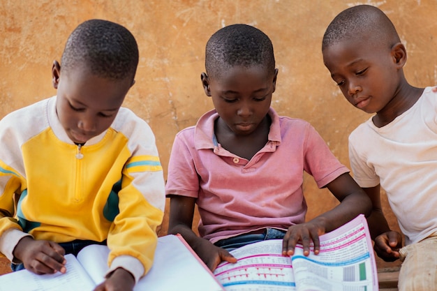 Bambini africani del primo piano che leggono insieme