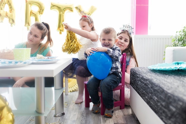 Bambini allegri e adolescenti in festa