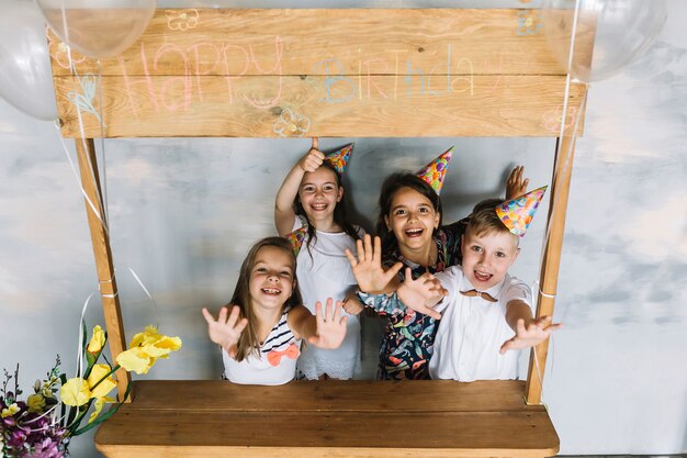 Bambini allegri sulla festa di compleanno