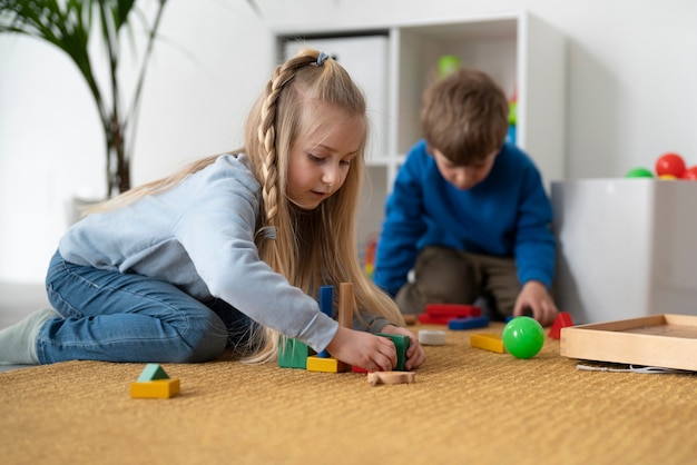 Bambini carini a tutto campo che giocano insieme