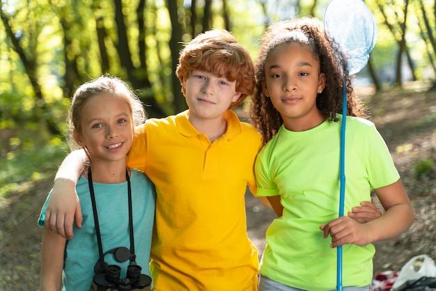 Bambini carini che esplorano la natura