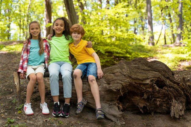 Bambini carini che esplorano la natura