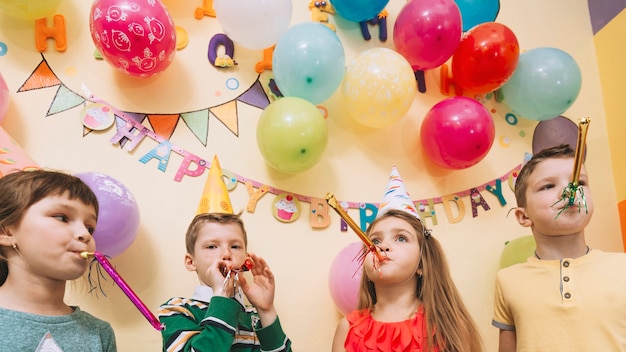 Bambini carini che festeggiano il compleanno