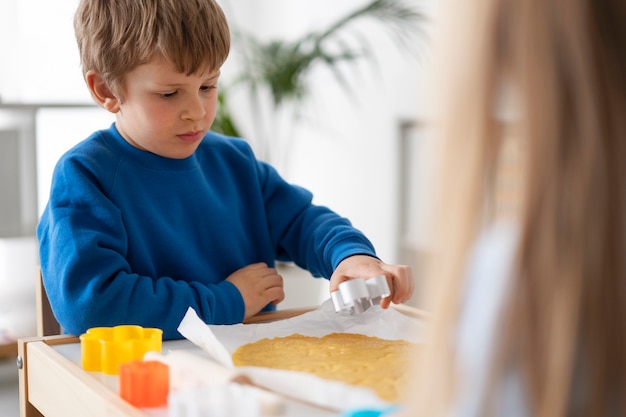 Bambini carini che giocano insieme a tavola