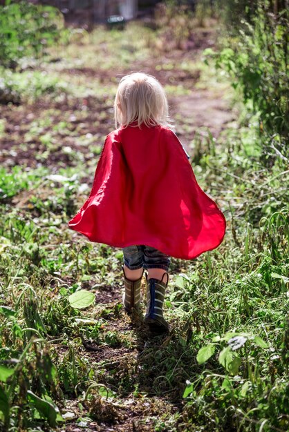 Bambini caucasici supereroi e giocare a sparare