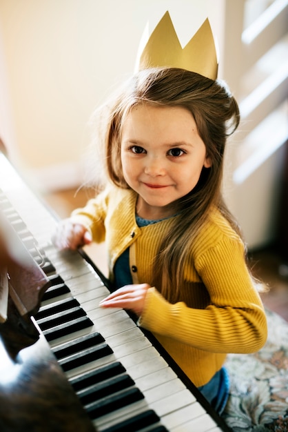 Bambini caucasici supereroi e giocare a sparare