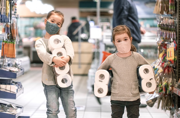 Bambini che acquistano al supermercato durante la pandemia.