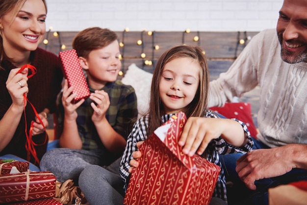 Bambini che aprono il regalo di Natale con i genitori