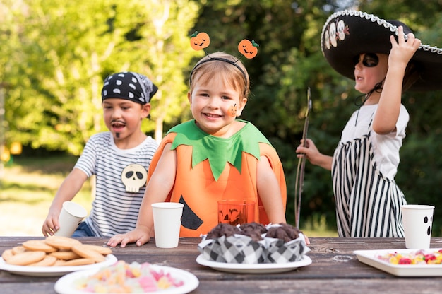 Bambini che celebrano halloween