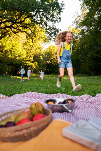 Bambini che corrono all'aperto a tutto campo