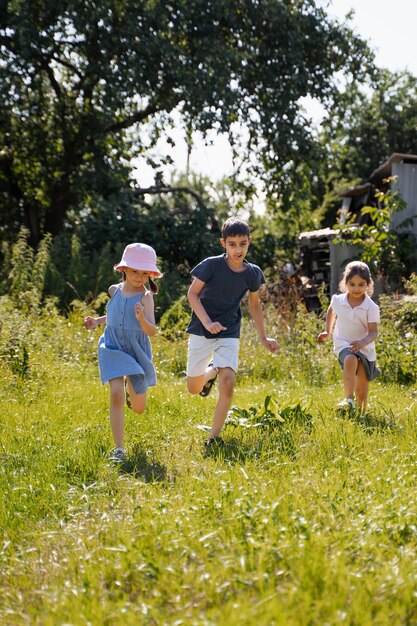 Bambini che corrono e giocano nel campo in erba all'aperto