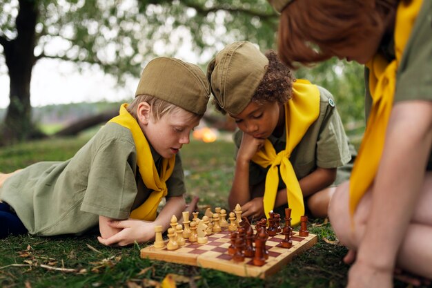 Bambini che fanno attività scout all'aperto