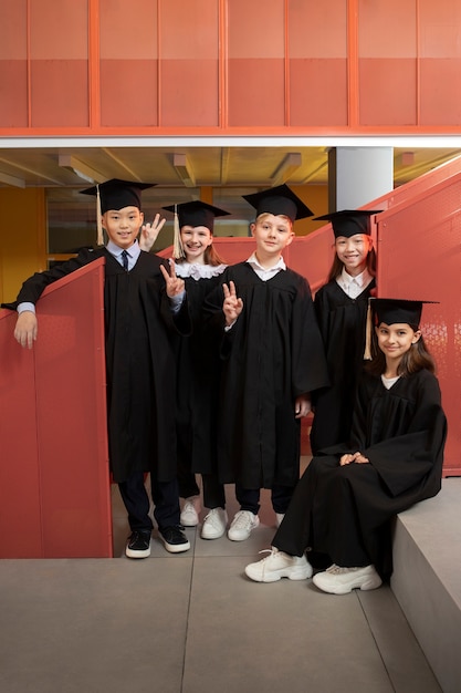 Bambini che festeggiano la laurea all'asilo