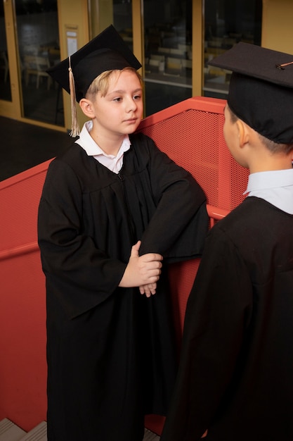 Bambini che festeggiano la laurea all'asilo