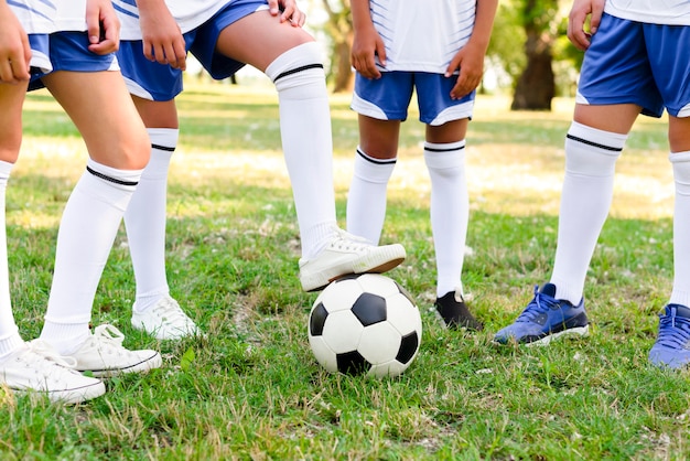 Bambini che giocano a calcio all'aperto