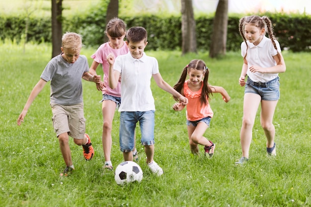 Bambini che giocano a calcio fuori