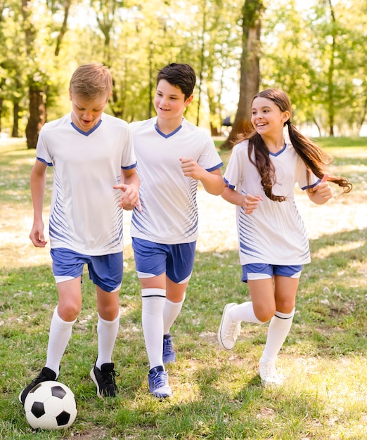 Bambini che giocano a calcio fuori