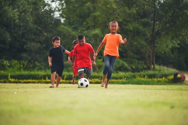 Bambini che giocano a calcio