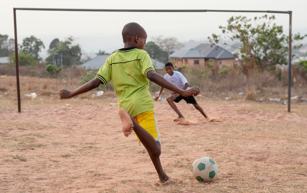 Bambini che giocano a calcio