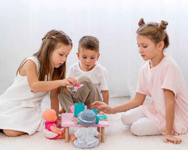 Bambini che giocano a un gioco di compleanno