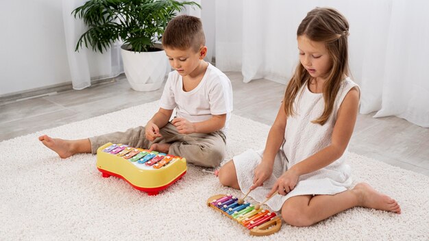 Bambini che giocano a un gioco musicale a casa