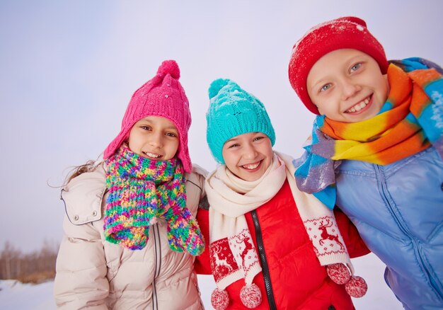 Bambini che giocano all&#39;aperto in inverno