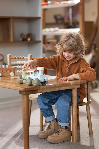 Bambini che giocano con i giocattoli ecologici