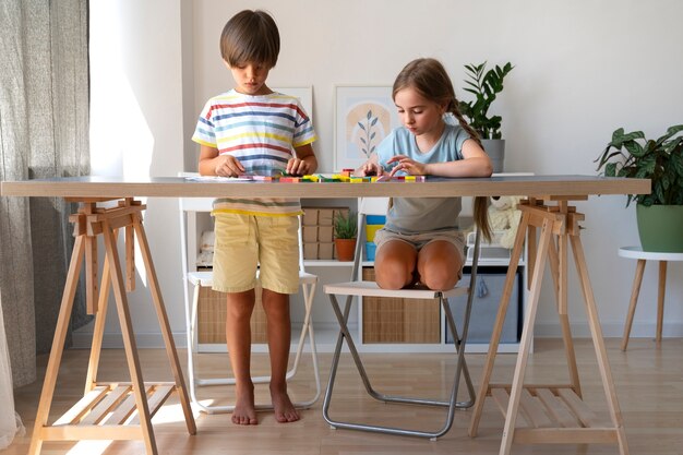 Bambini che giocano con i giocattoli rompicapo