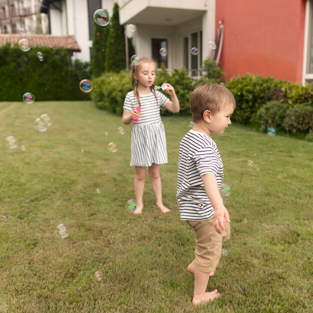 Bambini che giocano con il soffiatore di bolle