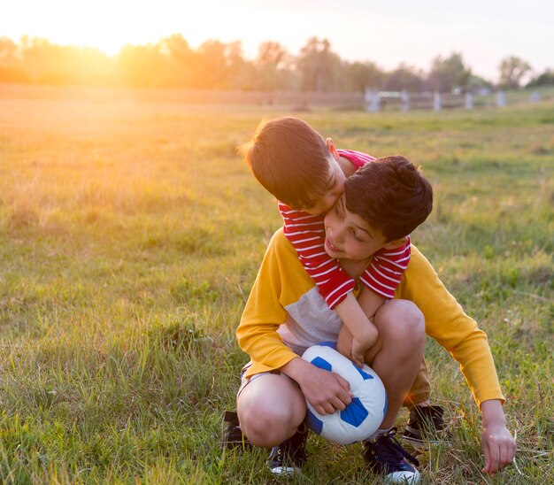 Bambini che giocano con la palla all'aperto