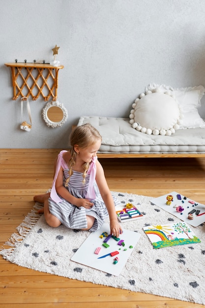 Bambini che giocano con la pasta da gioco