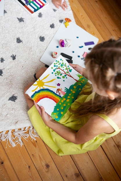 Bambini che giocano con la pasta da gioco