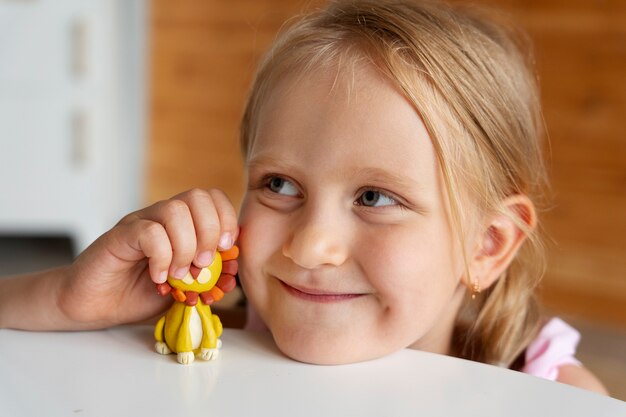 Bambini che giocano con la pasta da gioco