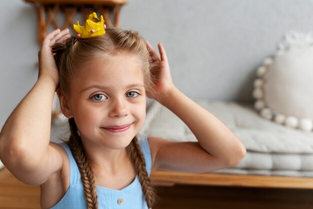 Bambini che giocano con la pasta da gioco