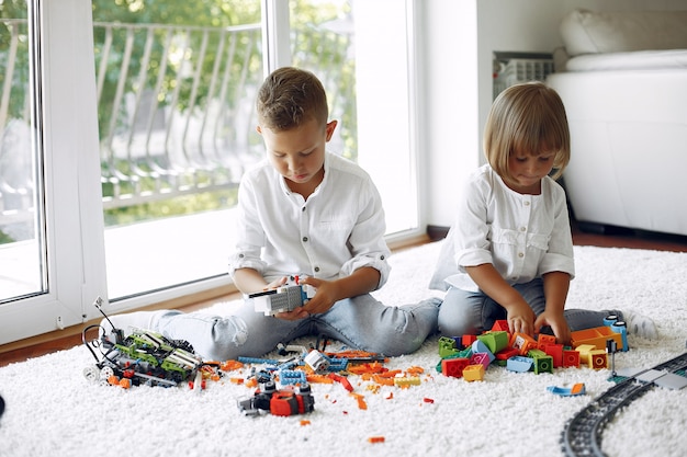 Bambini che giocano con lego in una sala da gioco