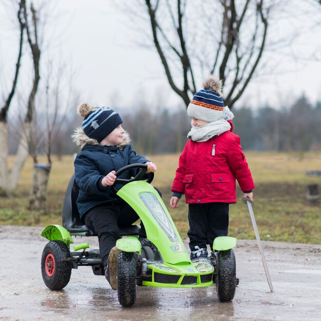 Bambini che giocano fuori in una giornata piovosa