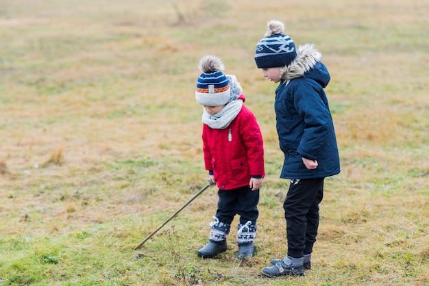 Bambini che giocano fuori sull&#39;erba