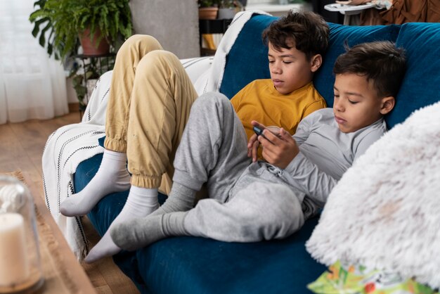 Bambini che giocano in una casa sporca