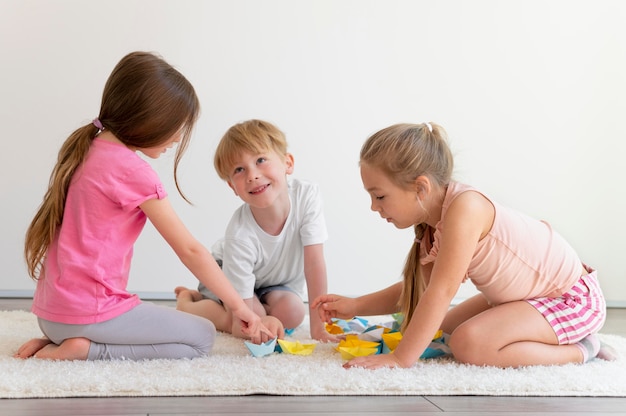 Bambini che giocano insieme a tutto campo