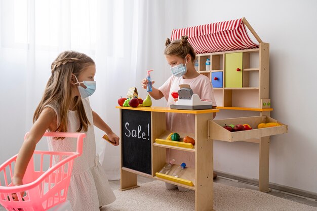 Bambini che giocano insieme in casa indossando maschere per il viso