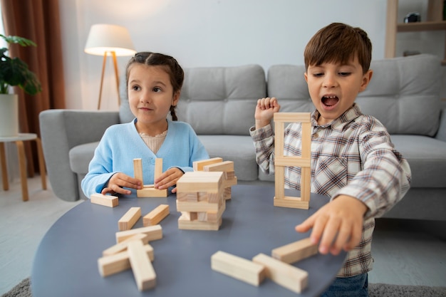 Bambini che giocano insieme vista frontale