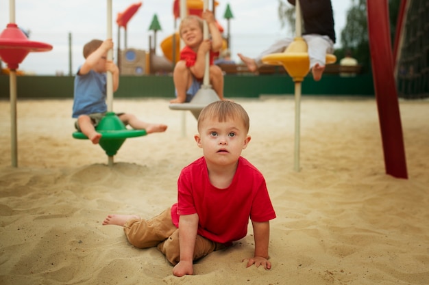 Bambini che giocano nella vista frontale del parco