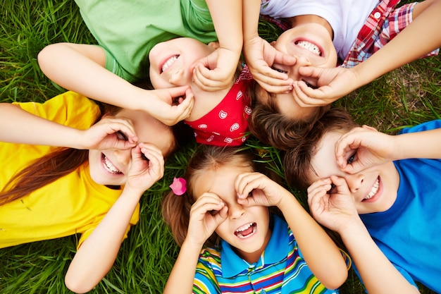 Bambini che giocano su erba