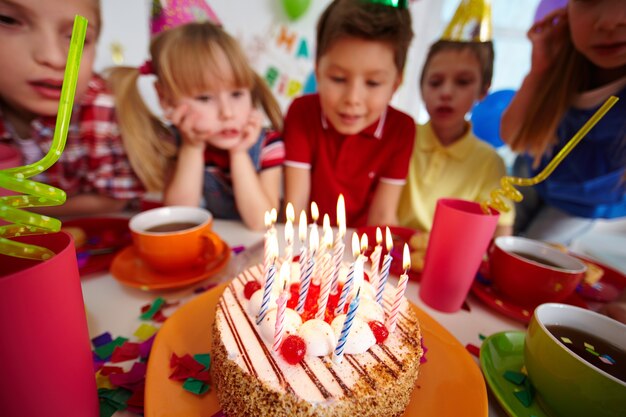 Bambini che hanno divertimento alla festa di compleanno